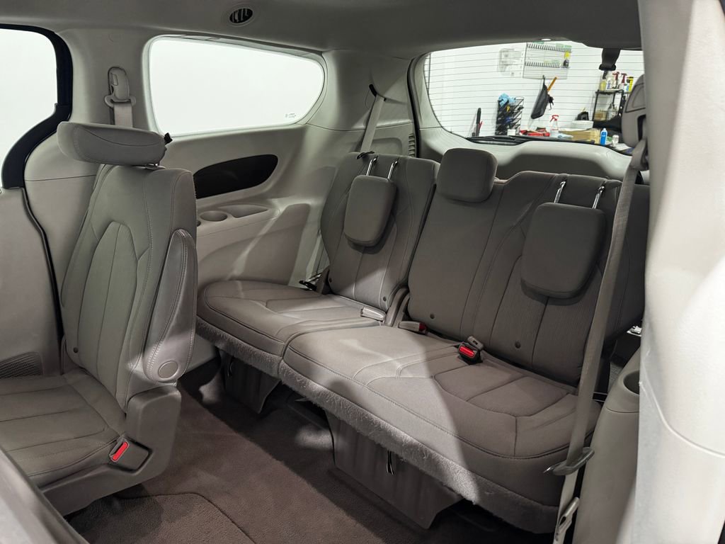 Used 2020 Chrysler Pacifica Touring w/ Advanced Safetytec Group FWD image 21