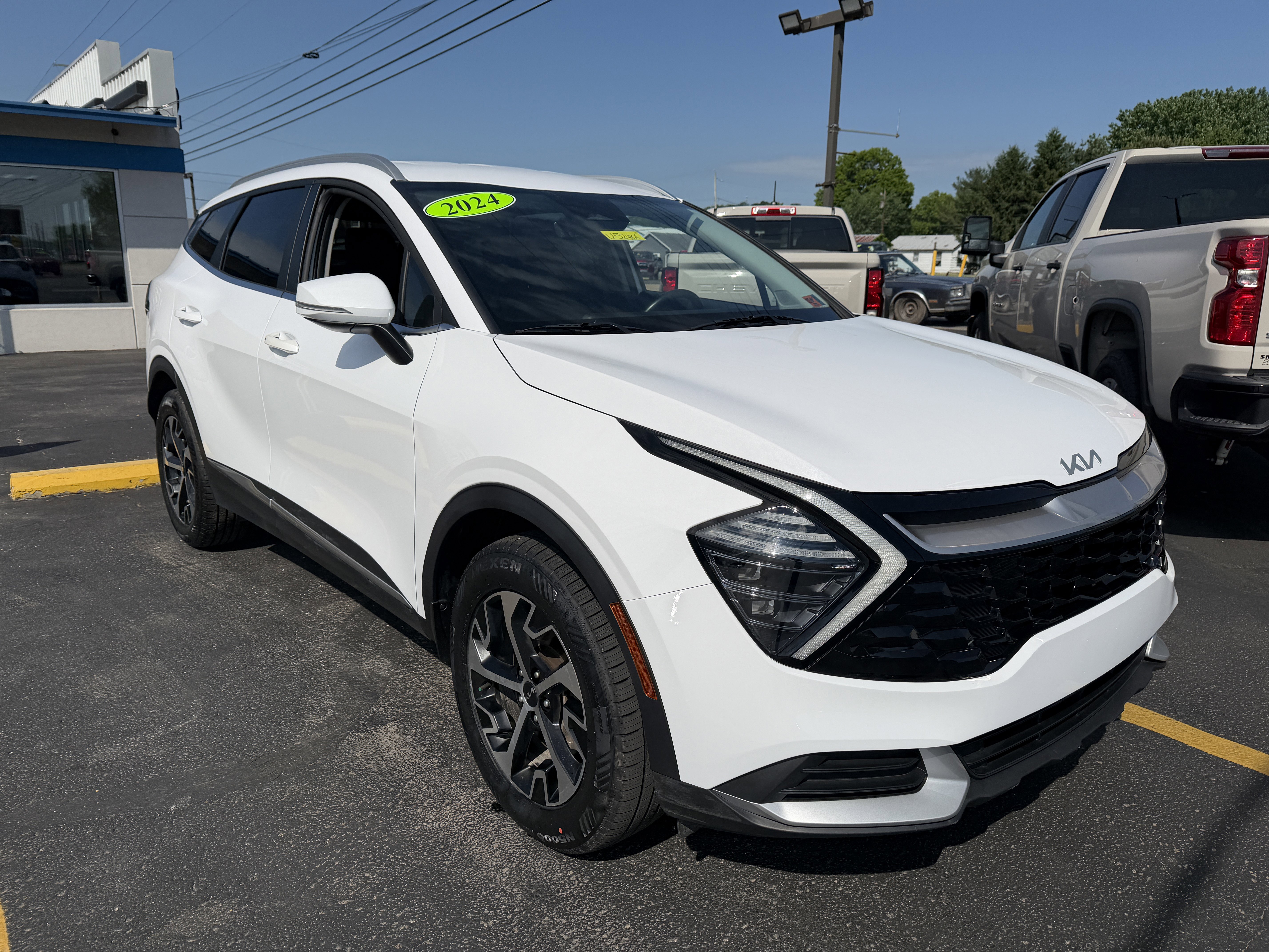 Used 2024 Kia Sportage EX AWD/4WD image 2