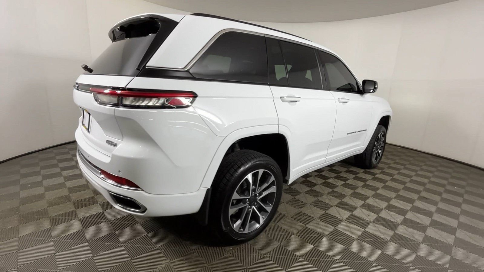 Used 2023 Jeep Grand Cherokee Overland w/ Luxury Tech Group IV AWD/4WD image 5