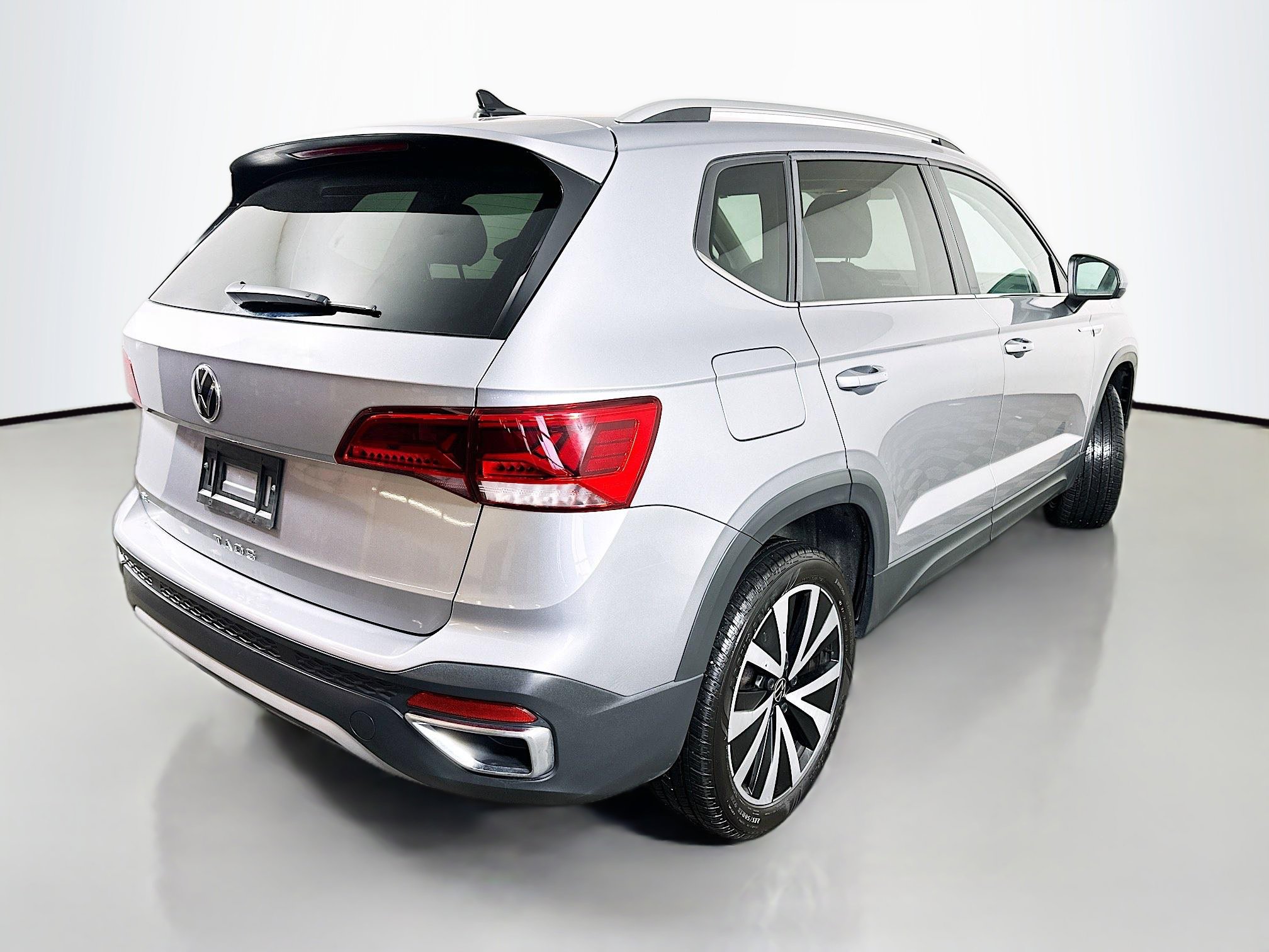 Used 2024 Volkswagen Taos SE image 7