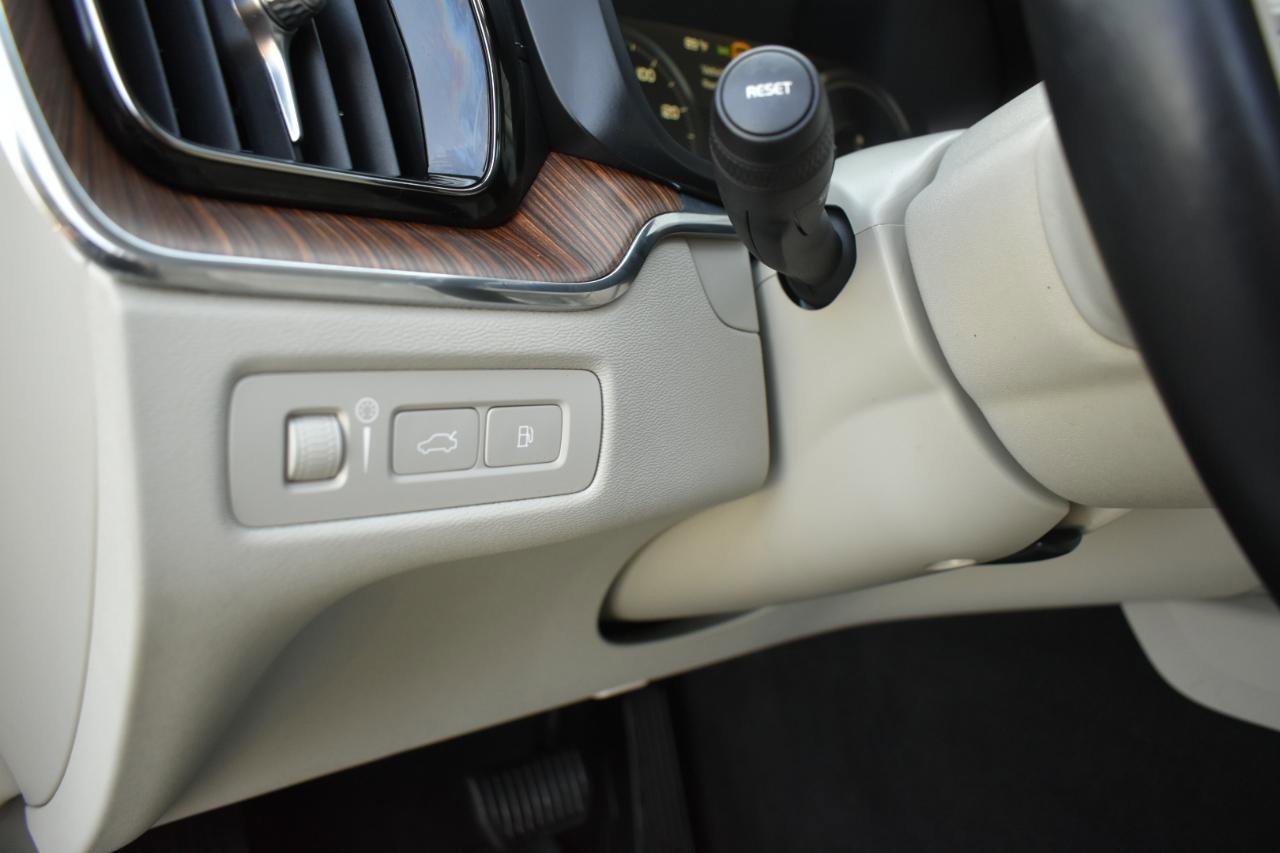 Used 2019 Volvo XC60 T8 Inscription w/ Advanced Package image 43