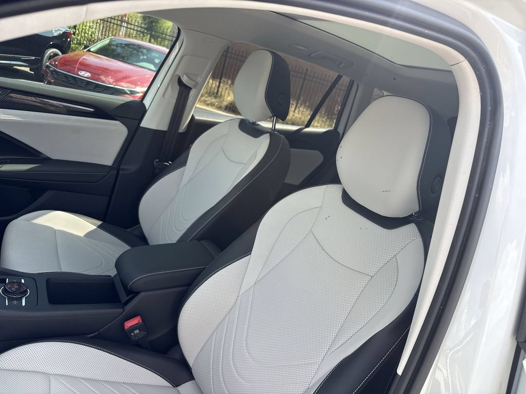 Used 2025 Volkswagen Tiguan SE AWD/4WD image 17