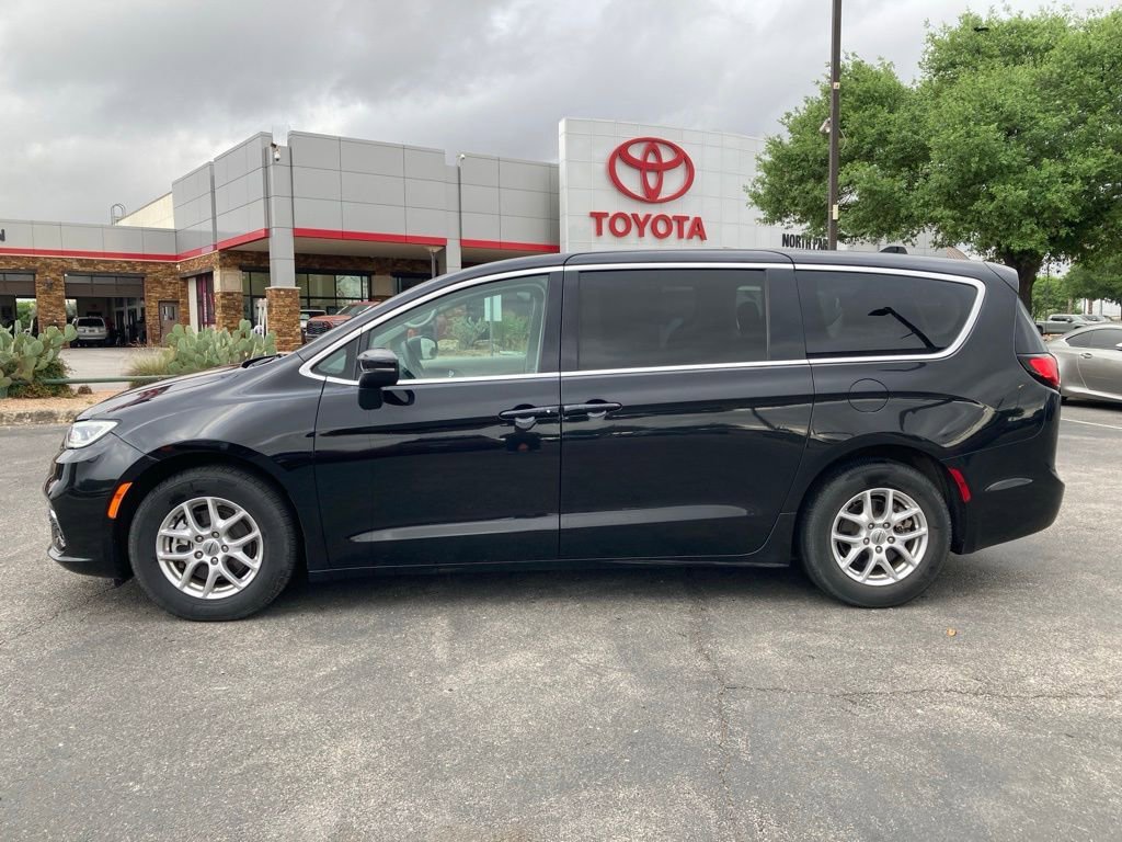 Used 2023 Chrysler Pacifica Touring-L image 7