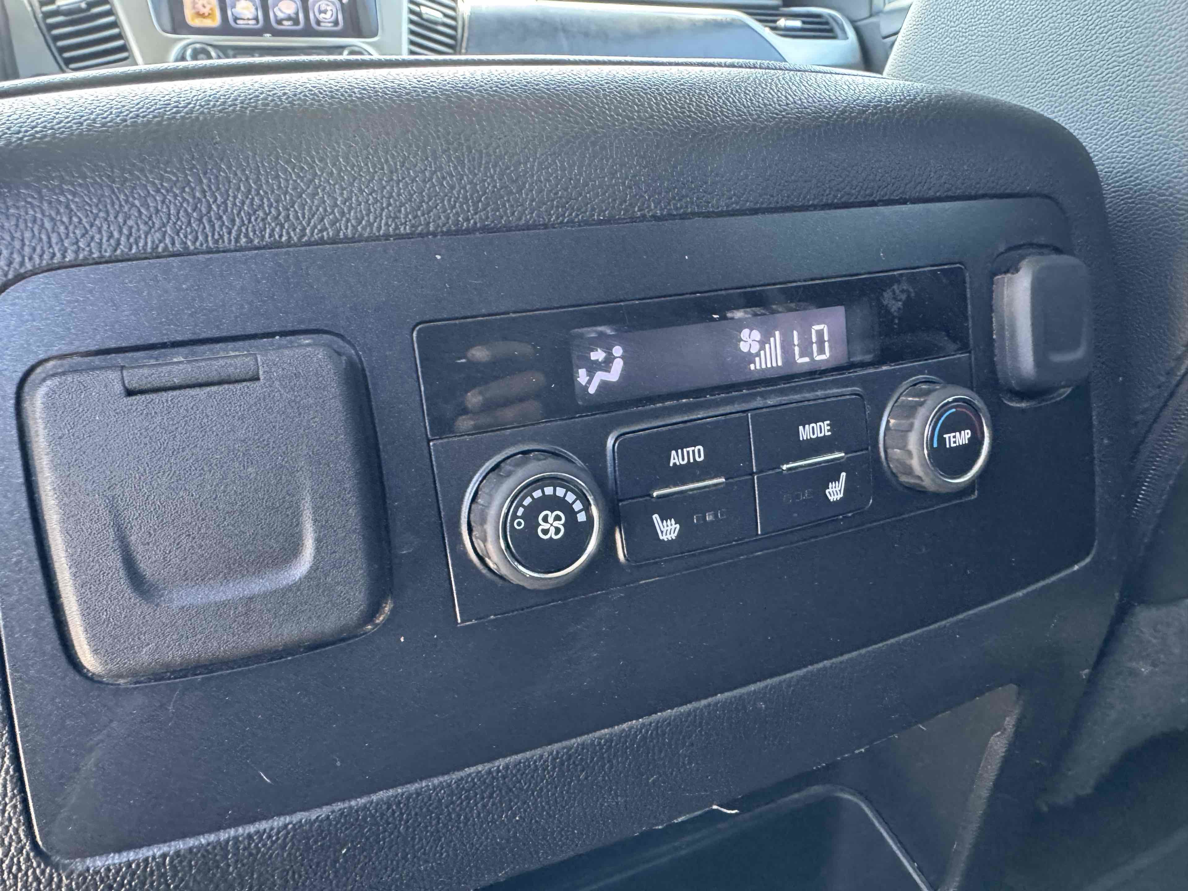 Used 2018 Chevrolet Suburban Premier image 33