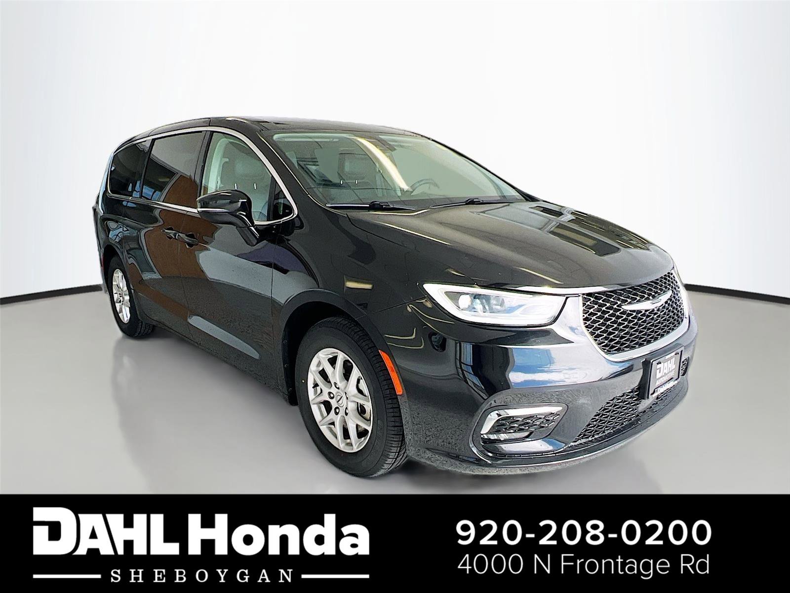 Used 2024 Chrysler Pacifica Touring-L FWD image 1