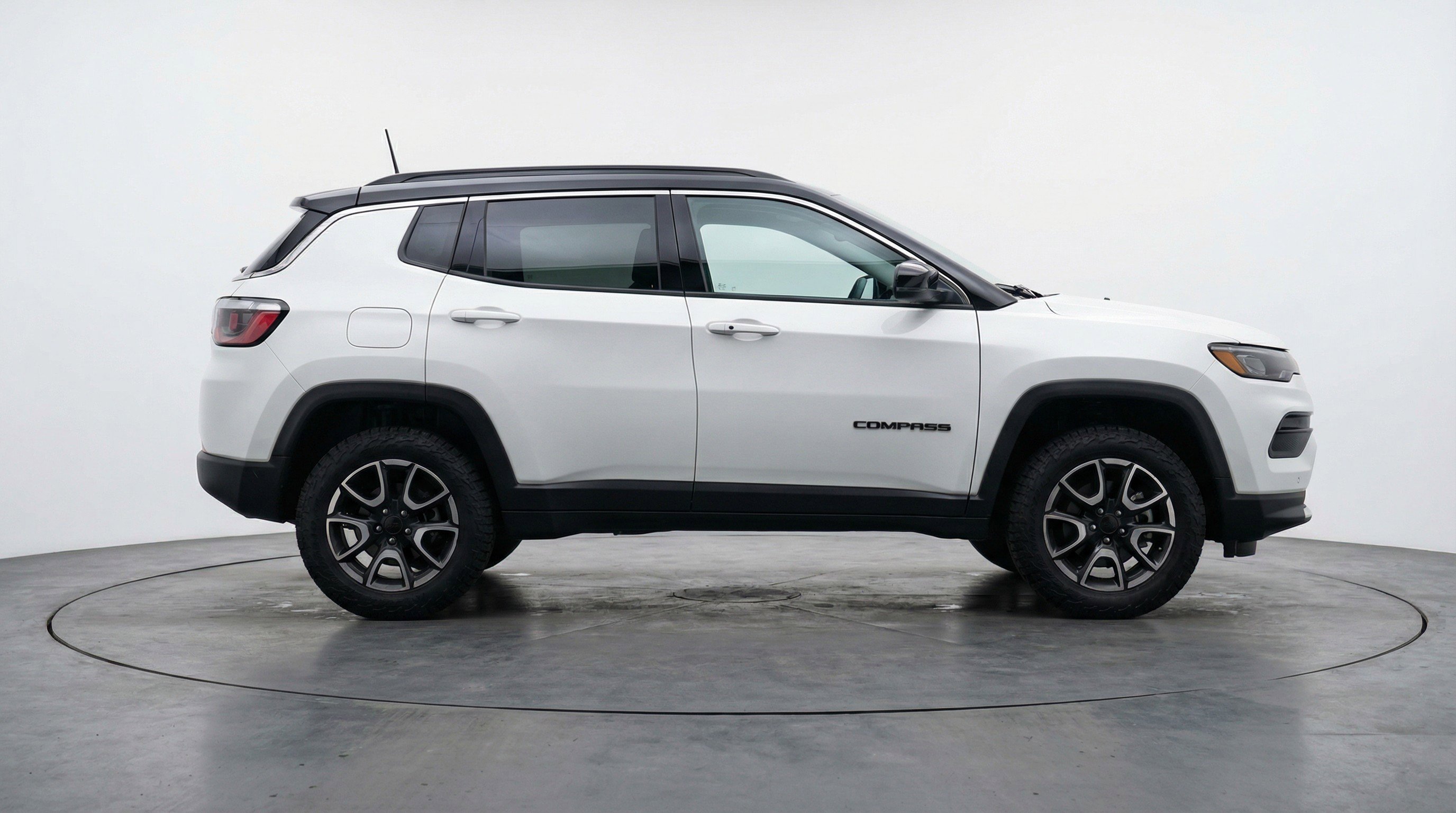 Used 2025 Jeep Compass Trailhawk AWD/4WD image 11