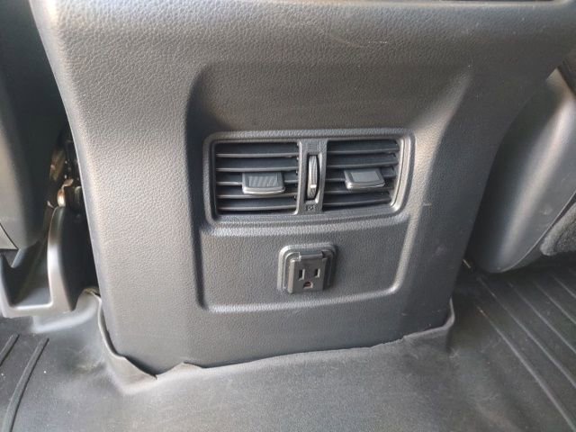 Used 2017 Nissan Titan SV image 22