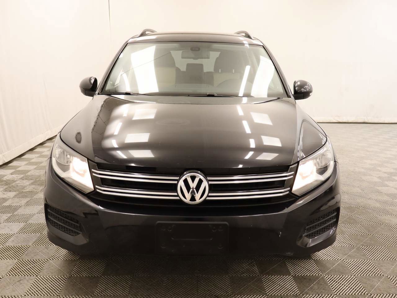 Used 2017 Volkswagen Tiguan S image 4