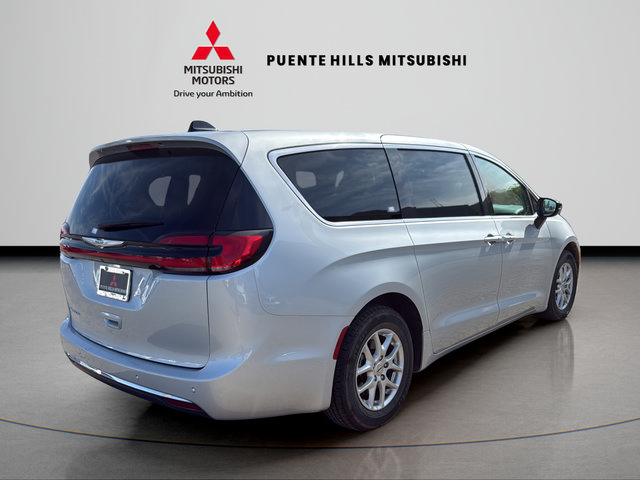 Used 2024 Chrysler Pacifica Touring-L FWD image 5