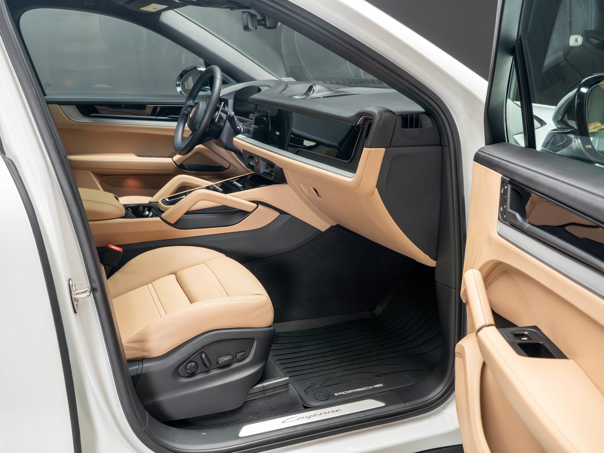 Certified 2024 Porsche Cayenne Coupe AWD/4WD image 34