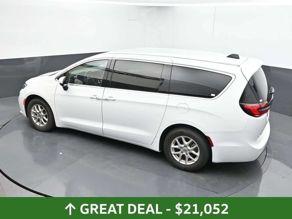 Used 2023 Chrysler Pacifica Touring-L FWD image 39