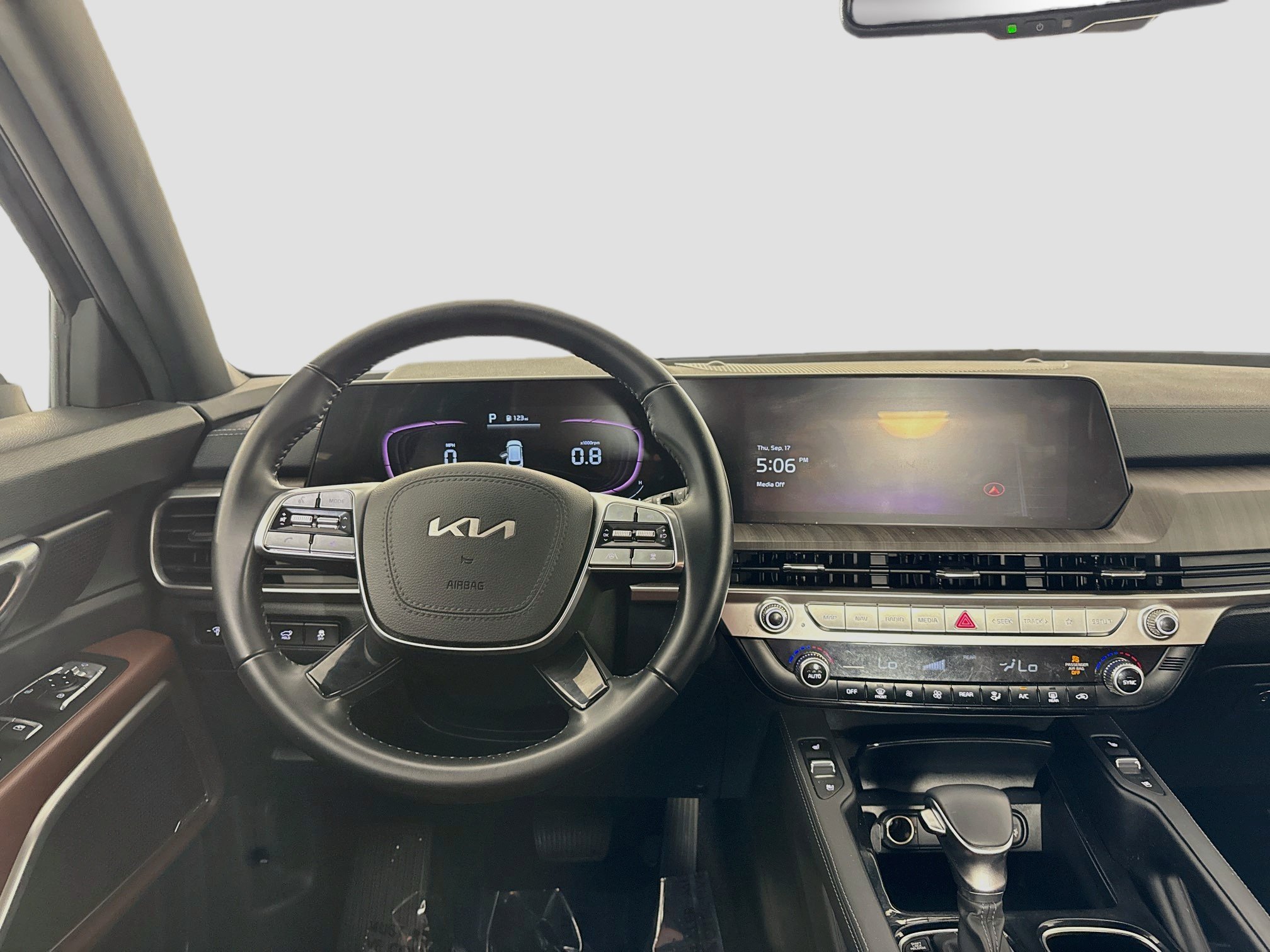 Used 2024 Kia Telluride EX w/ EX Captain's Chair Package FWD image 17