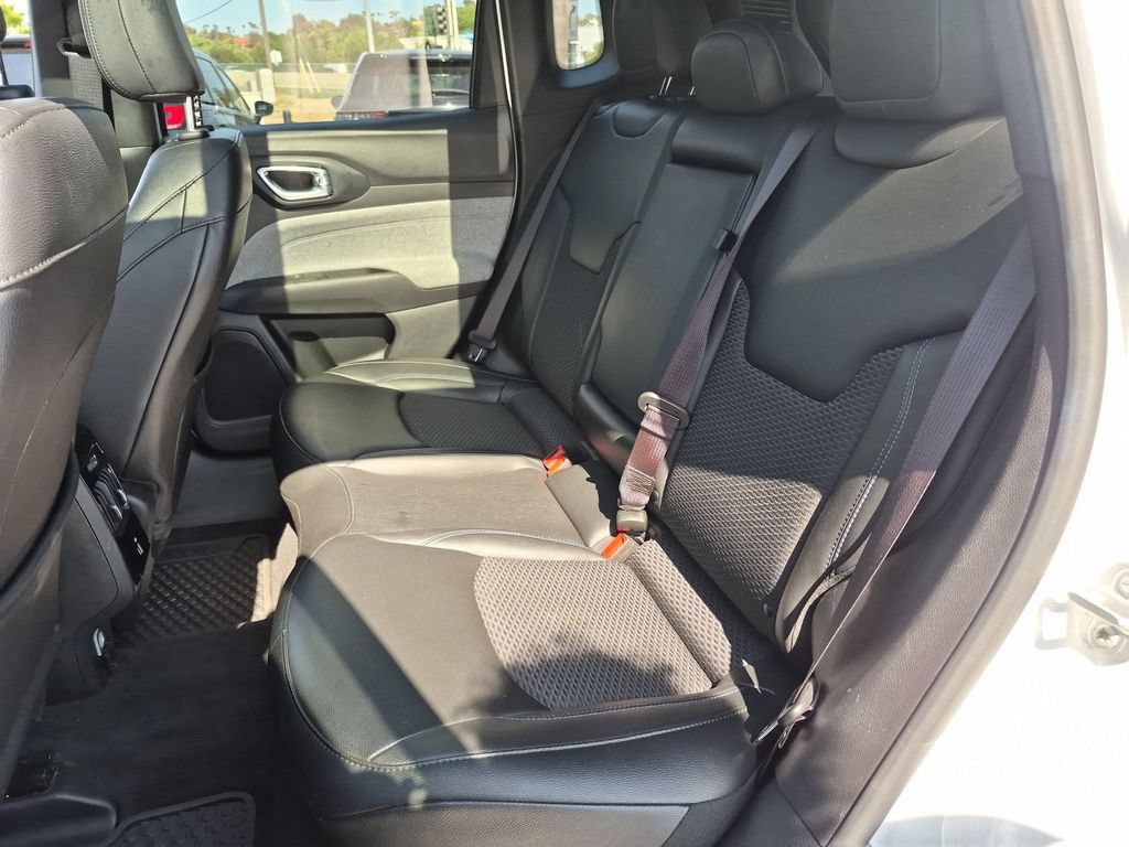 Used 2025 Jeep Compass Latitude w/ Sun & Sound Group AWD/4WD image 28