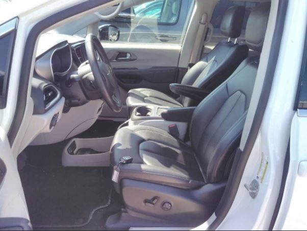 Used 2024 Chrysler Pacifica Touring-L FWD image 5