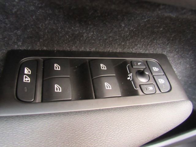 Used 2022 Volvo XC40 P8 Recharge Plus image 34