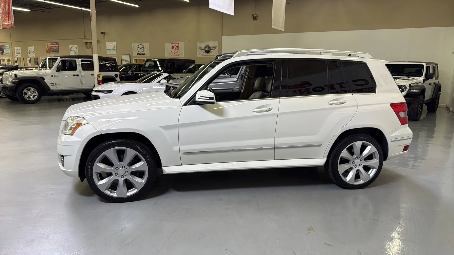 Used 2010 Mercedes-Benz GLK 350 2WD image 3