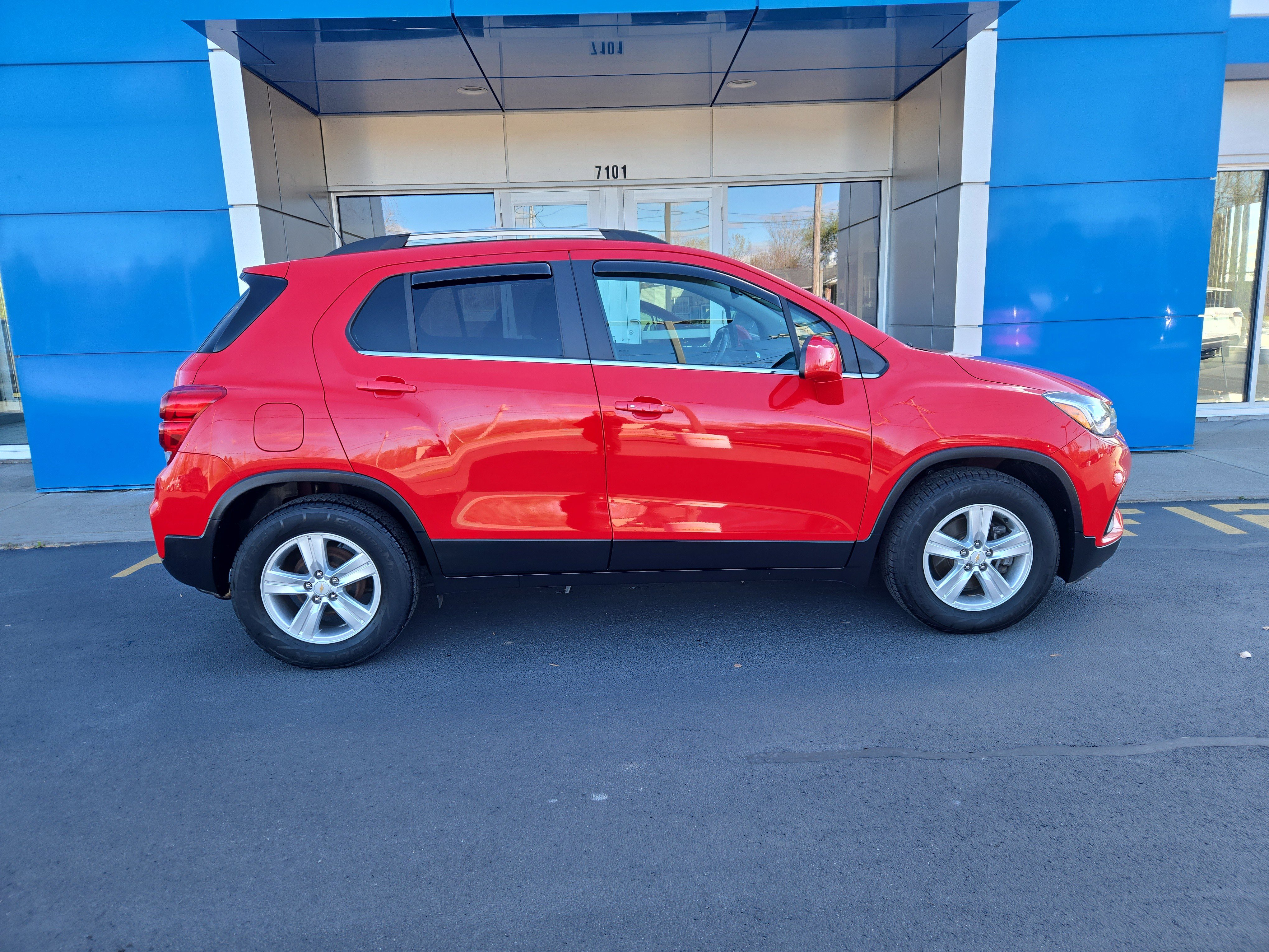 Used 2020 Chevrolet Trax LT w/ LT Convenience Package image 16