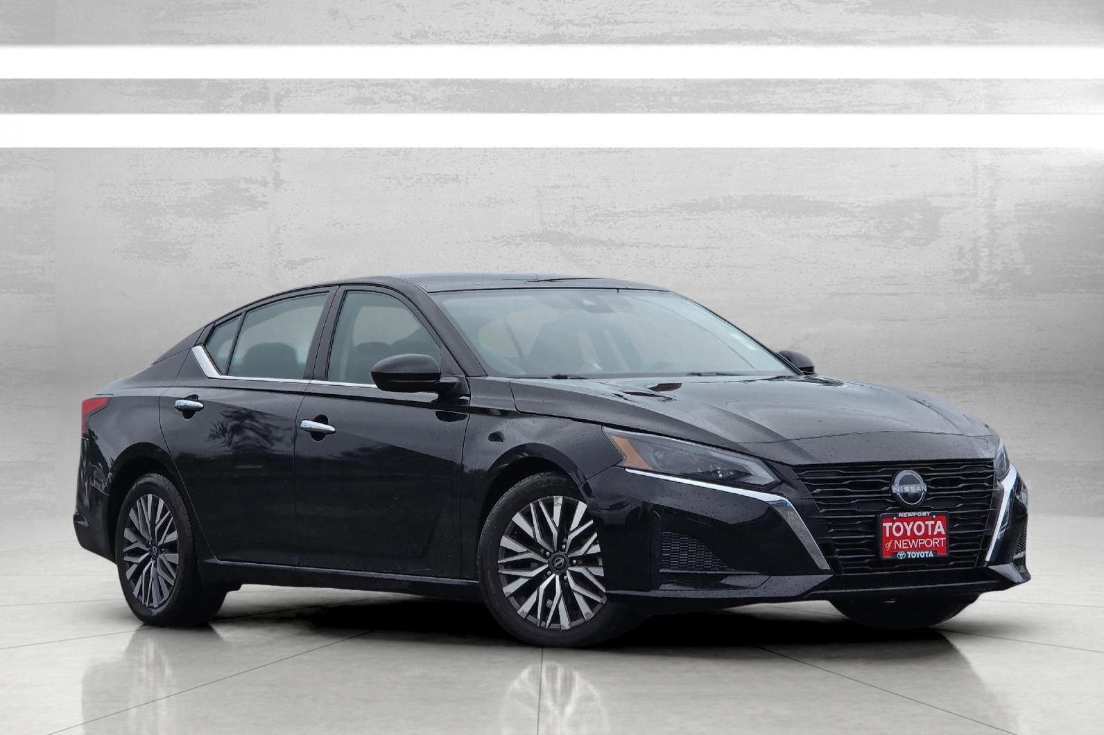 Used 2023 Nissan Altima 2.5 SV image 2