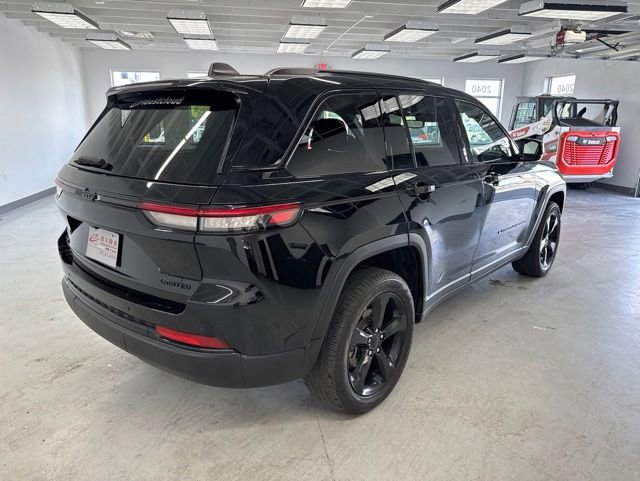 Used 2023 Jeep Grand Cherokee Limited w/ Black Appearance Package AWD/4WD image 13