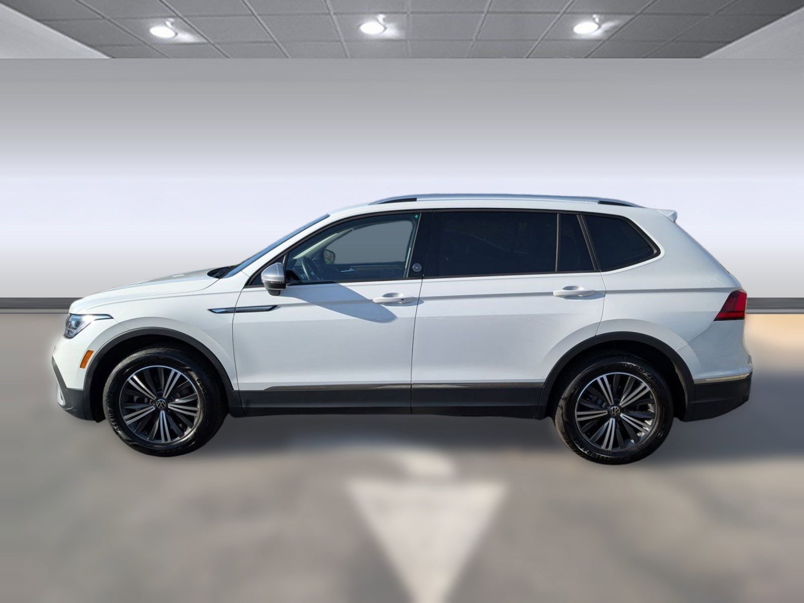 Used 2024 Volkswagen Tiguan SE image 2