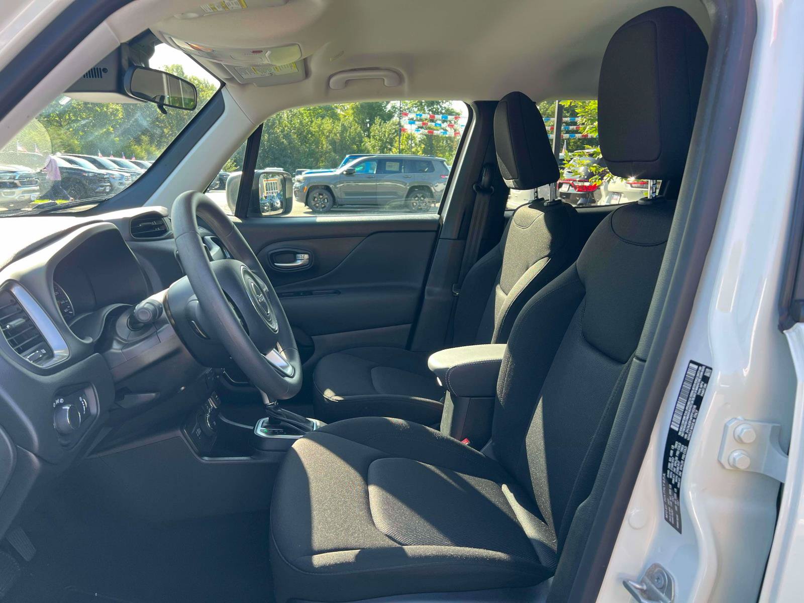 Used 2023 Jeep Renegade Latitude AWD/4WD image 19