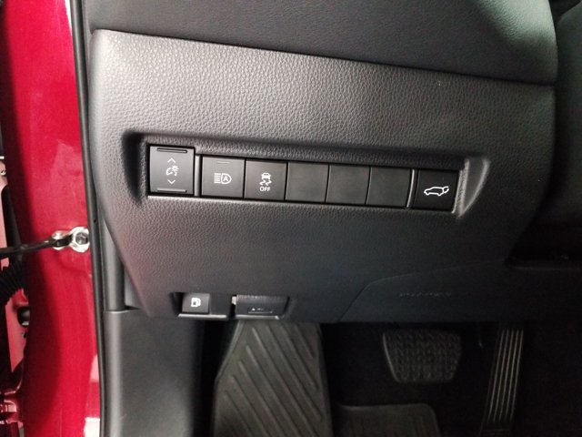 Used 2023 Toyota Venza LE AWD/4WD image 10