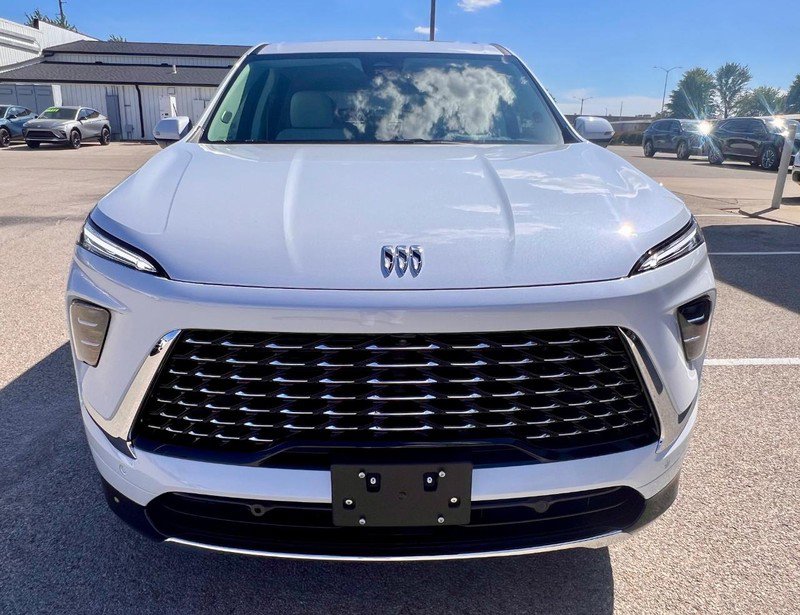 New 2026 Buick Enclave Avenir w/ Super Cruise Package image 2