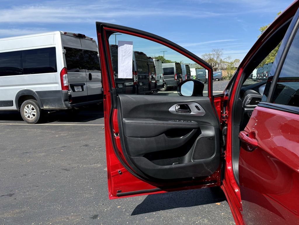 New 2026 Chrysler Pacifica Limited w/ Uconnect Theater Family Group image 14