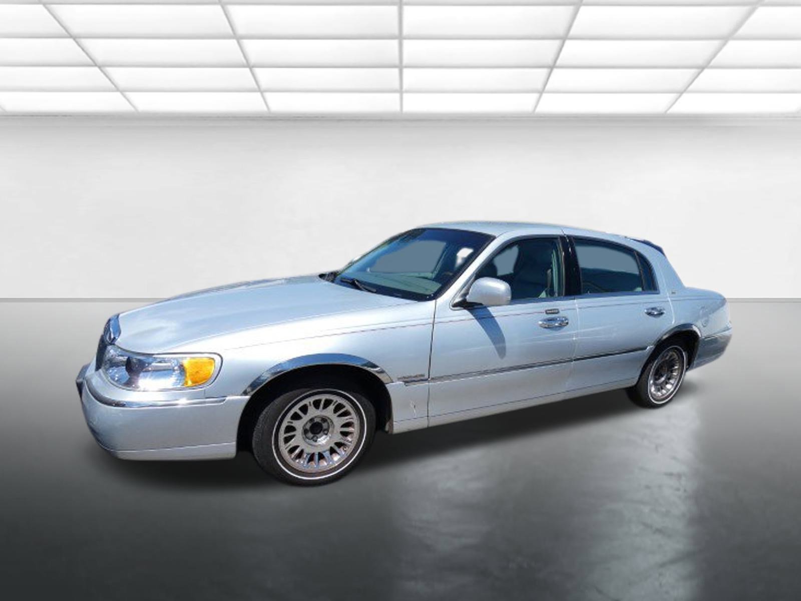 Used 2001 Lincoln Town Car Cartier image 2