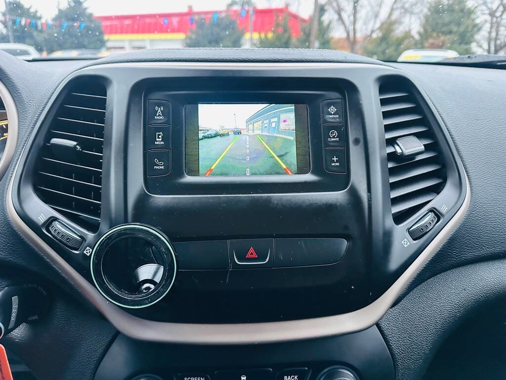 Used 2016 Jeep Cherokee Latitude w/ Cold Weather Group image 14