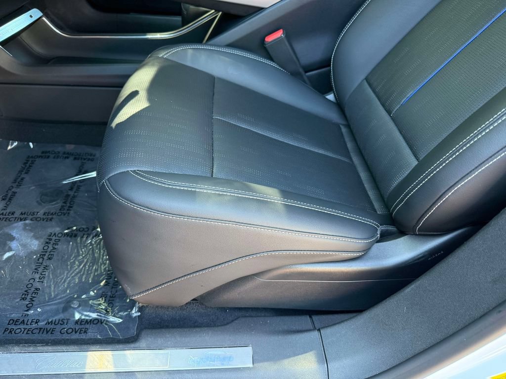 Used 2025 Cadillac Lyriq Luxury AWD/4WD image 3