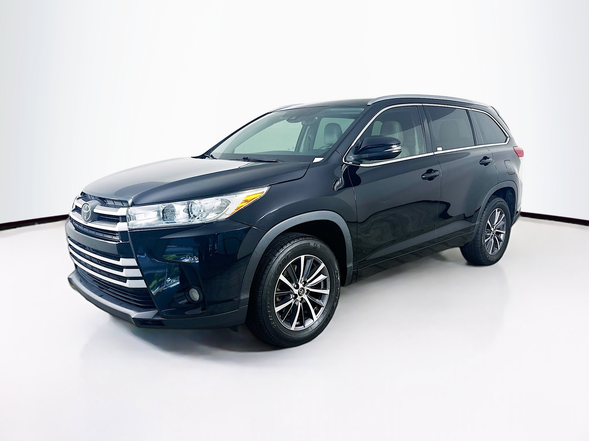 Used 2018 Toyota Highlander XLE FWD image 3