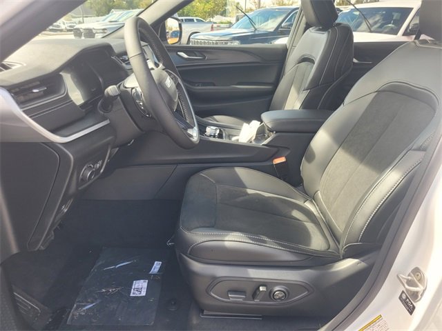 New 2025 Jeep Grand Cherokee Altitude image 4