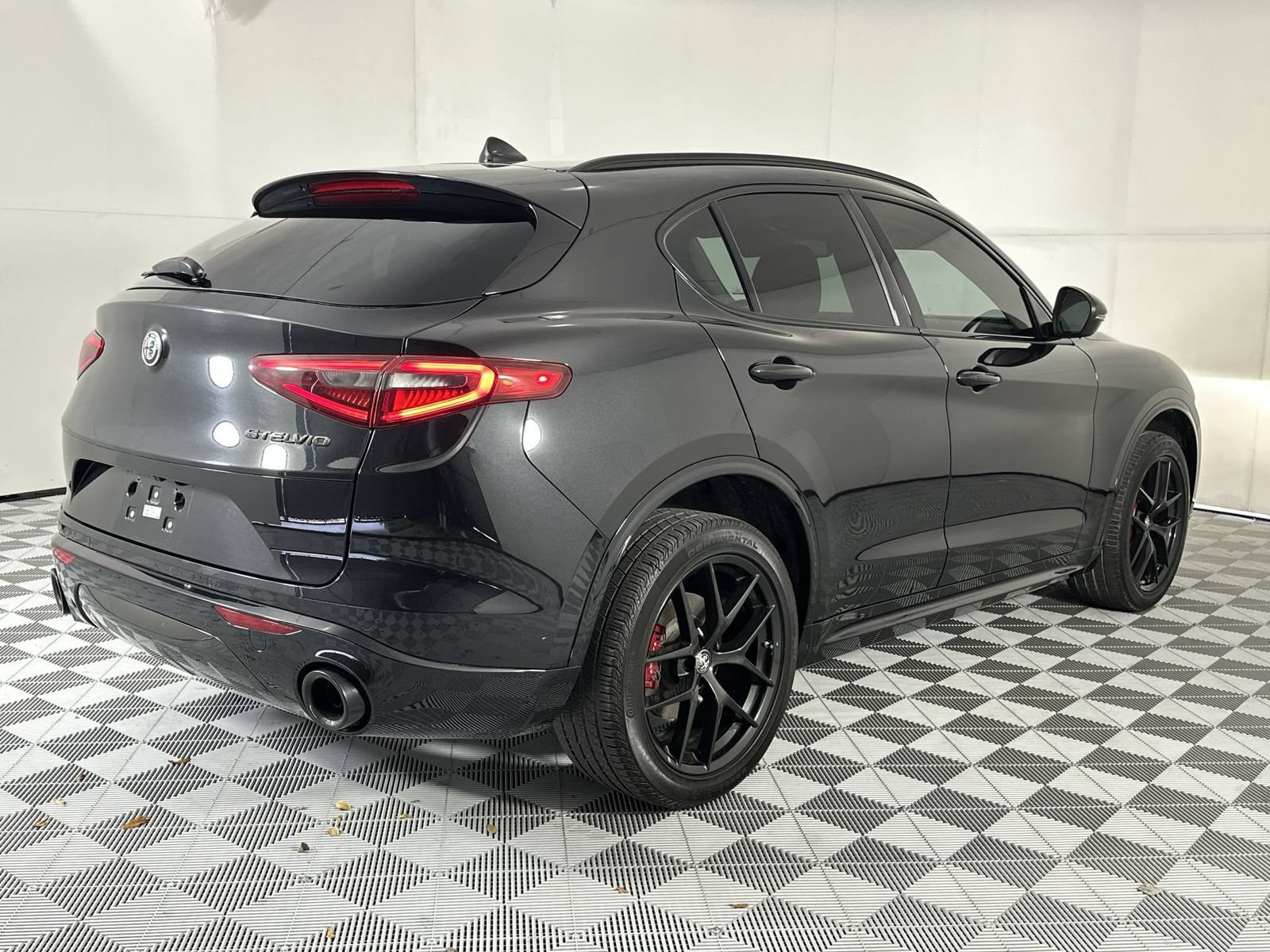 Used 2020 Alfa Romeo Stelvio Sport w/ Quick Order Package 22K Sport RWD image 8