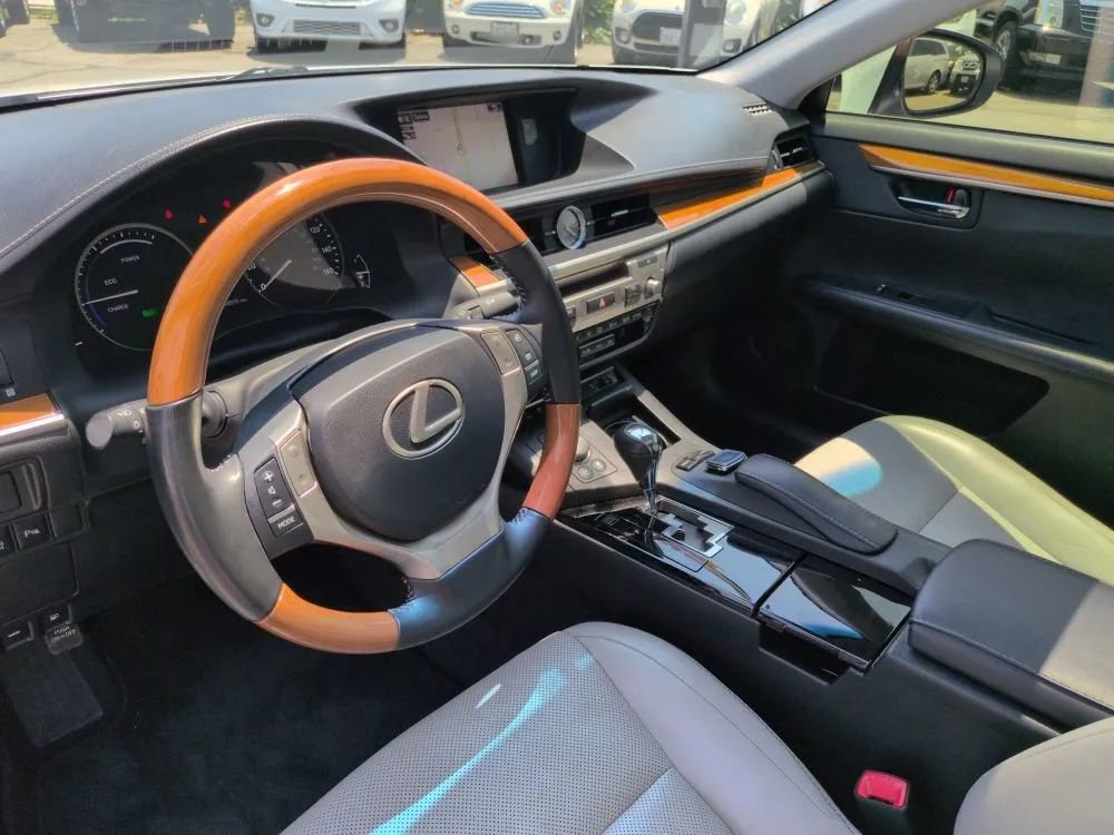 Used 2015 Lexus ES 300h image 23
