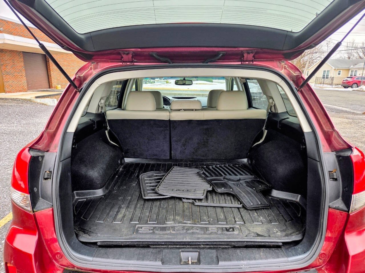 Used 2011 Subaru Outback 2.5i Limited AWD/4WD image 9