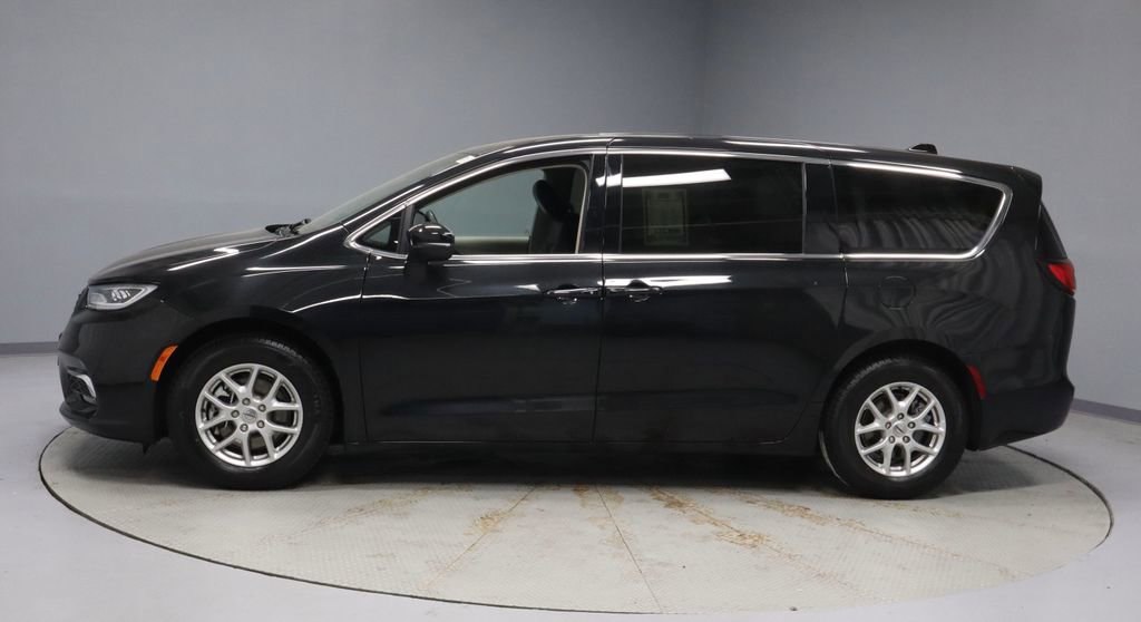 Used 2023 Chrysler Pacifica Touring-L FWD image 8