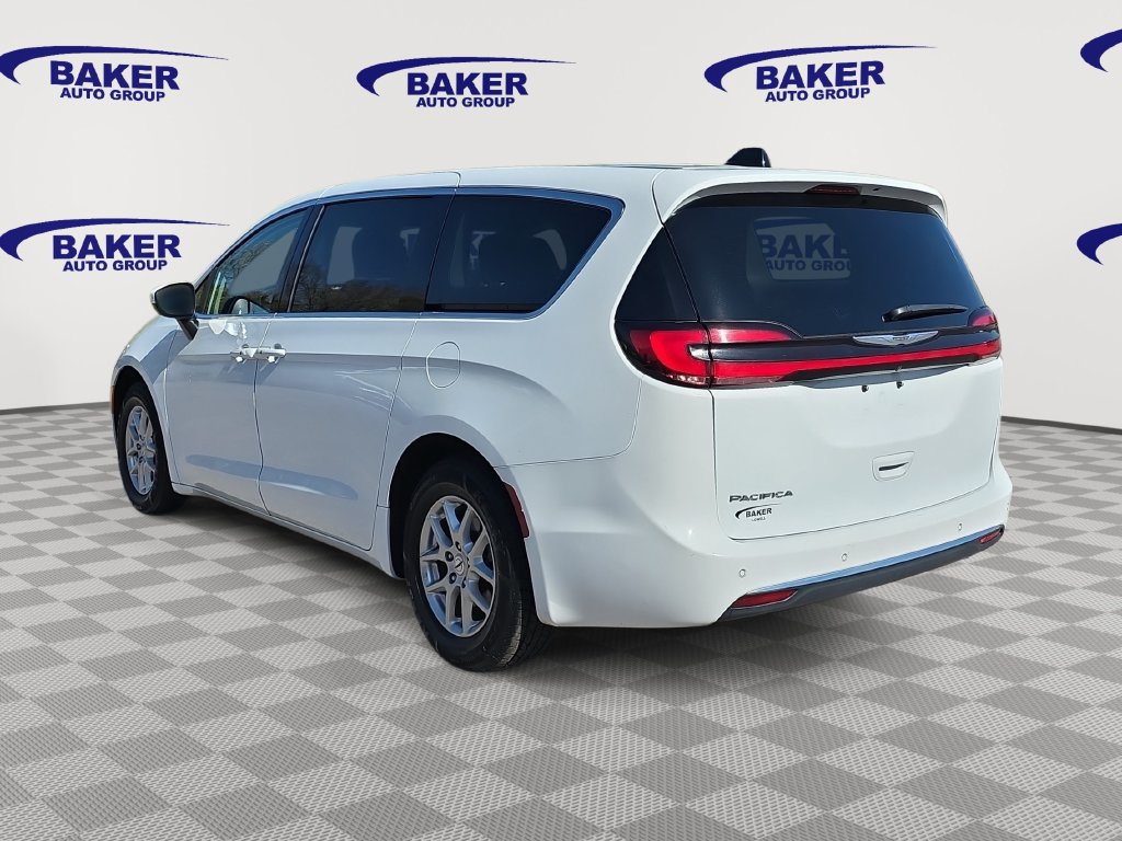 Used 2023 Chrysler Pacifica Touring-L FWD image 7