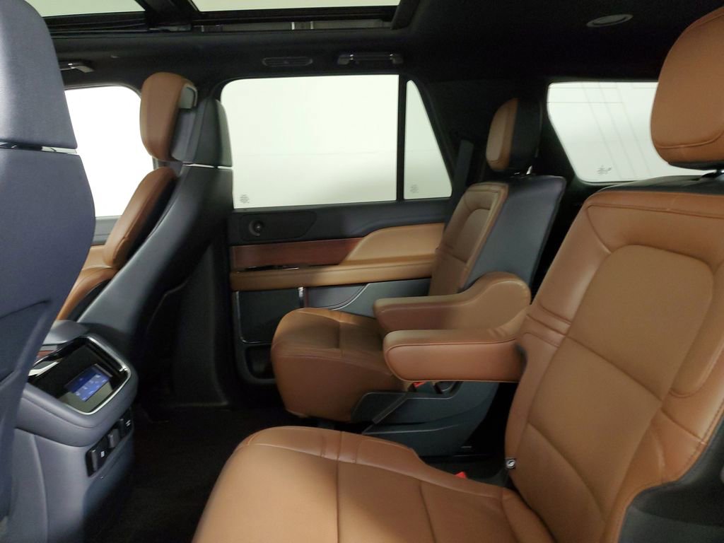 Used 2022 Lincoln Navigator Reserve w/ Monochromatic Package RWD image 11