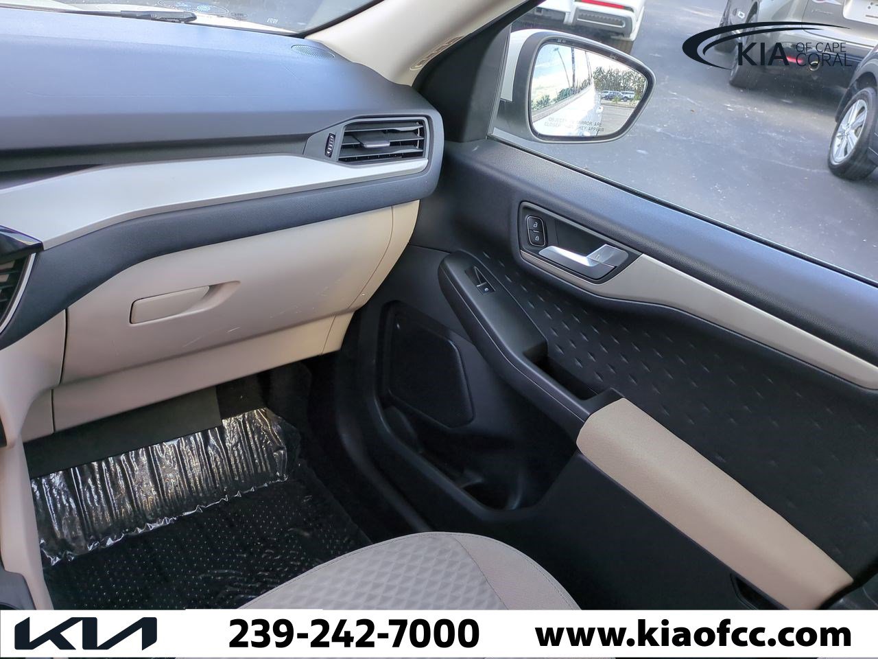 Used 2020 Ford Escape SE image 16