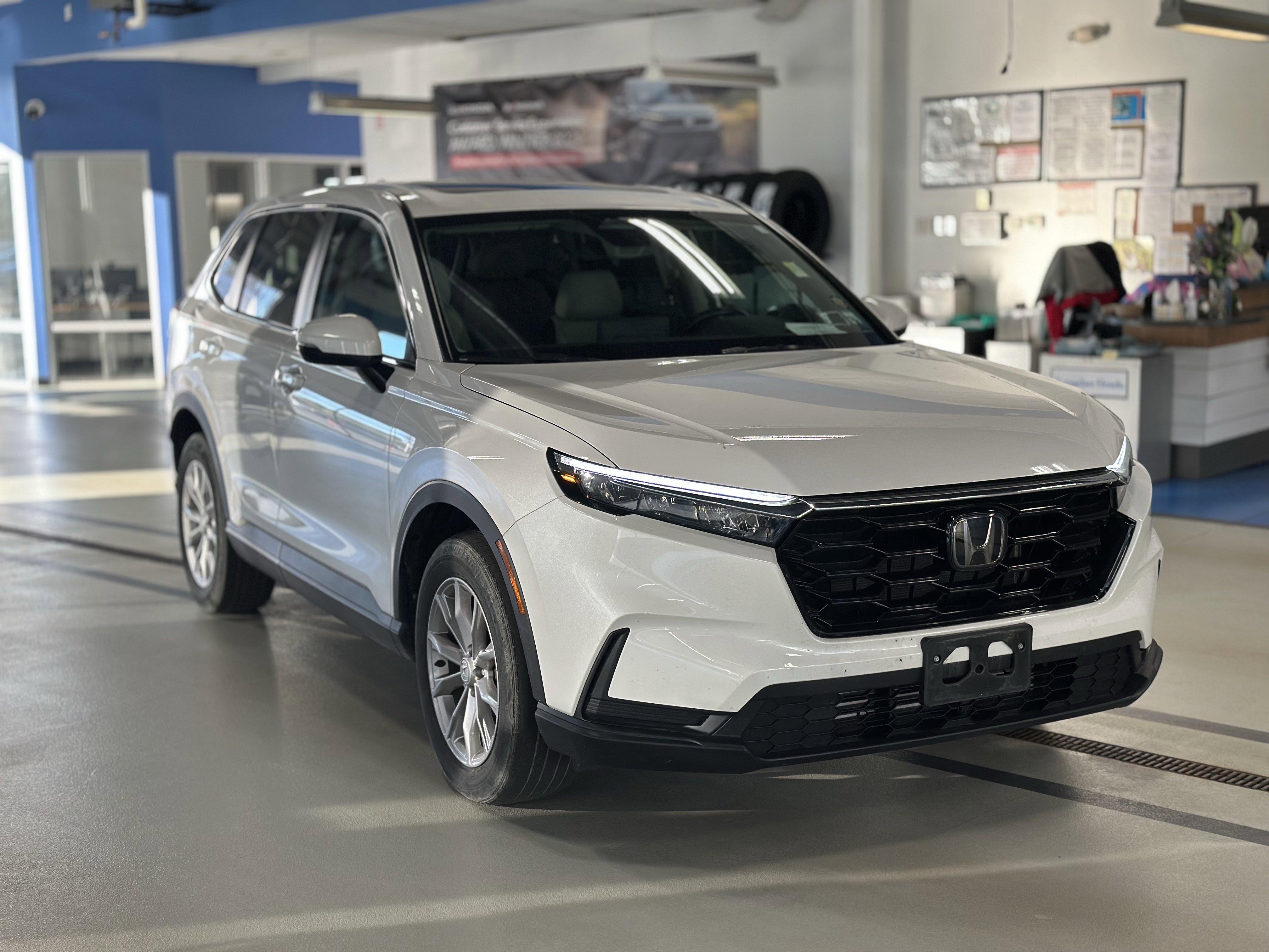 Used 2024 Honda CR-V EX image 3