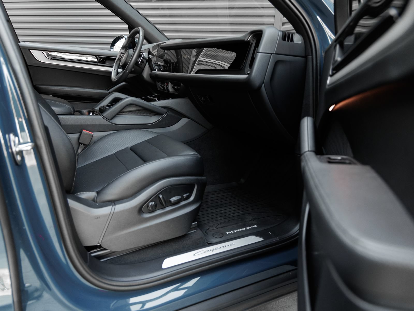 Certified 2025 Porsche Cayenne AWD/4WD image 37