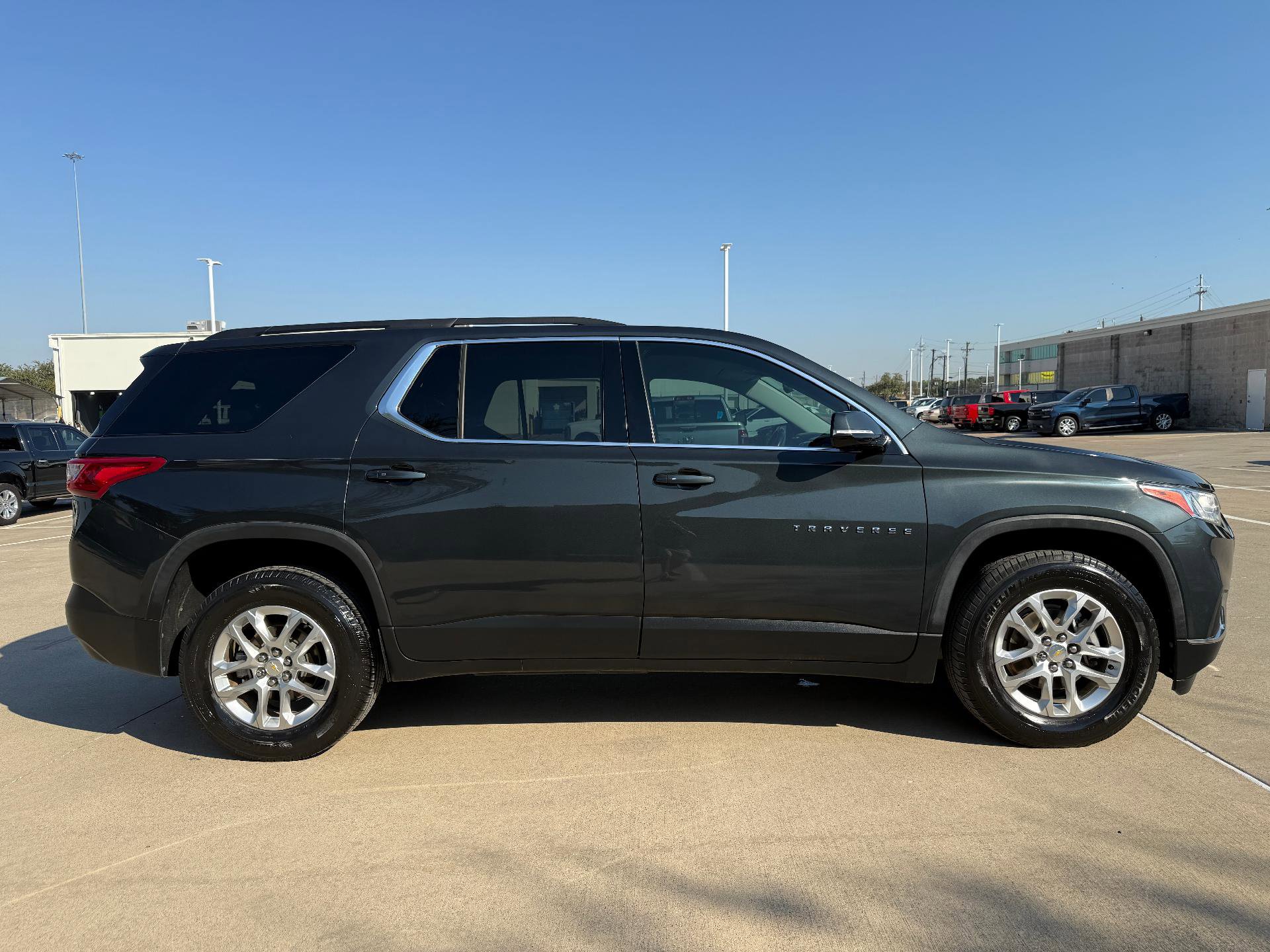 Used 2020 Chevrolet Traverse LT image 4