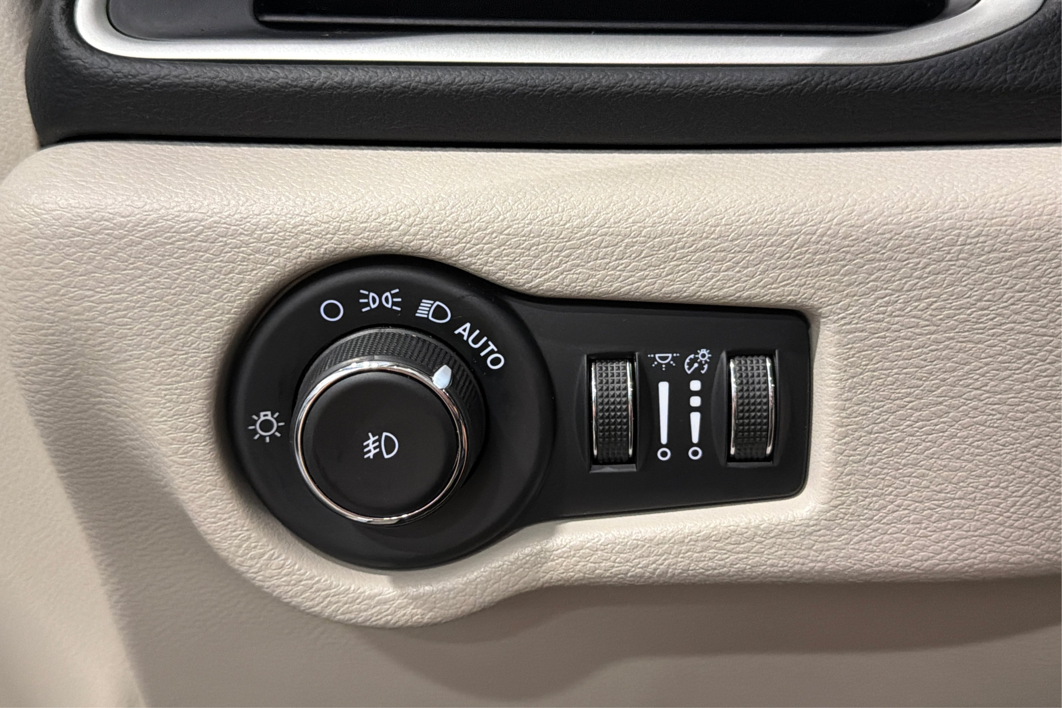 Used 2023 Chrysler Pacifica Touring-L FWD image 21