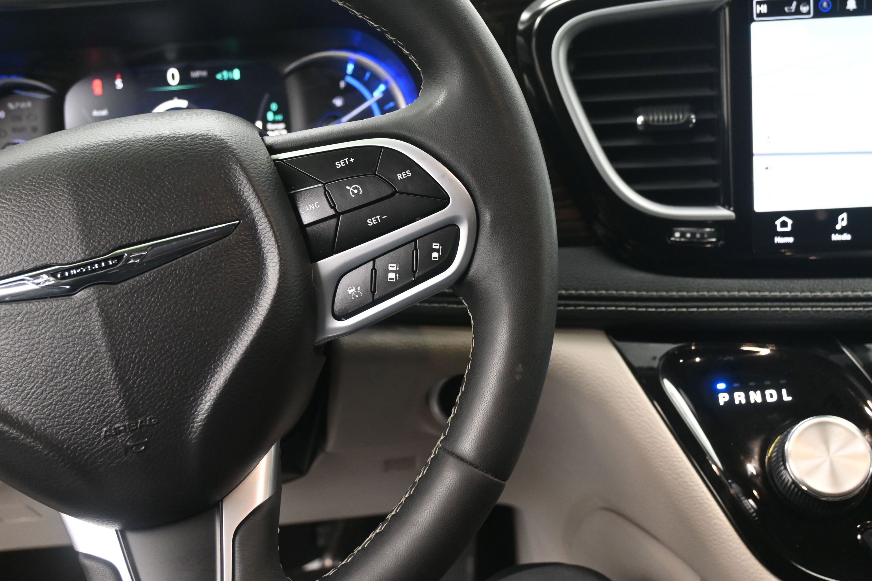 Used 2023 Chrysler Pacifica Limited FWD image 20