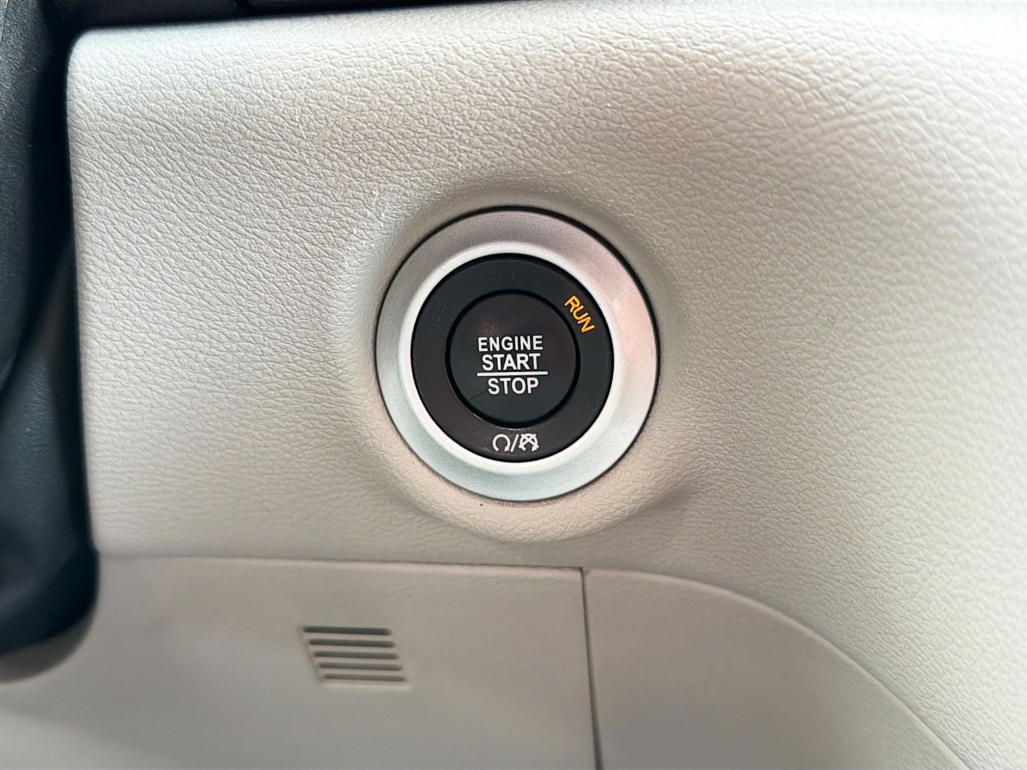 Used 2023 Chrysler Pacifica Touring-L FWD image 8