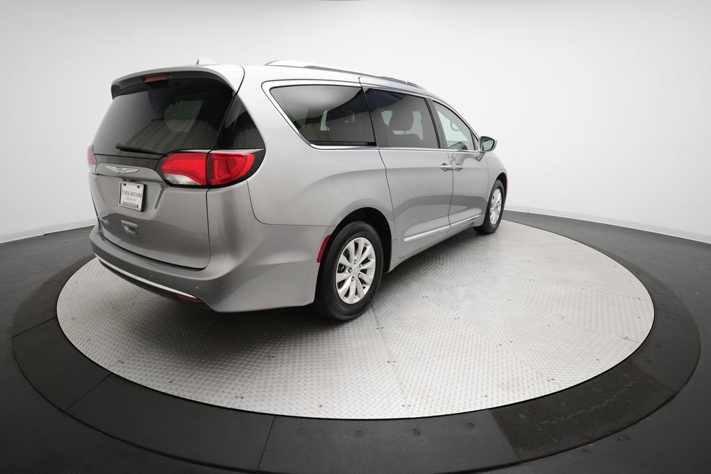 Used 2018 Chrysler Pacifica Touring-L image 36