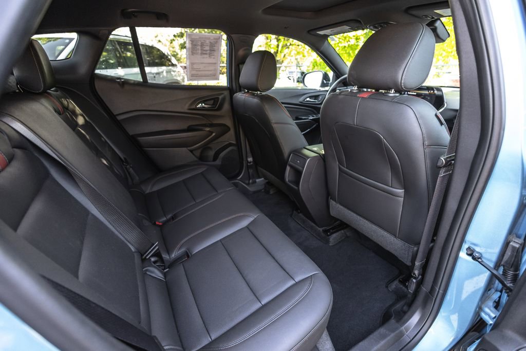 Used 2025 Chevrolet Trax RS w/ Sunroof Package FWD image 30