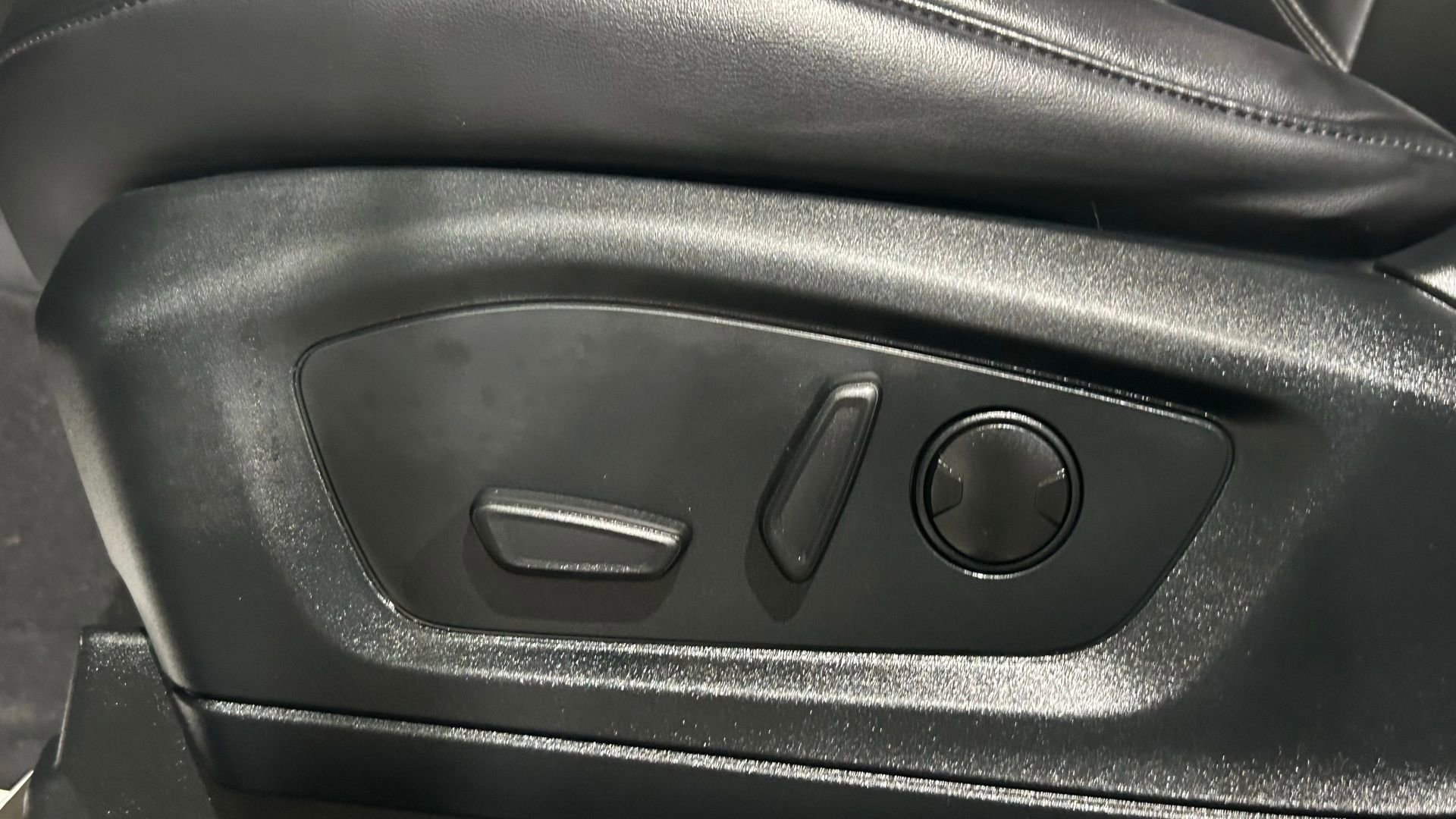 Used 2023 Ford Explorer XLT w/ Equipment Group 202A AWD/4WD image 42