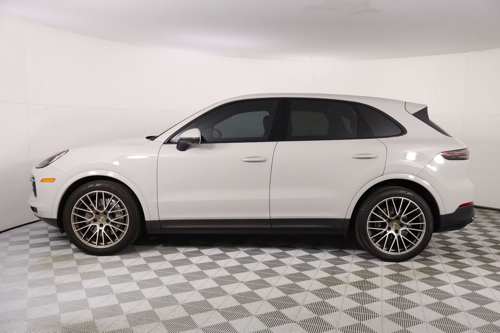 Certified 2023 Porsche Cayenne Platinum Edition AWD/4WD image 2